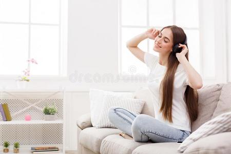 年幼的女人采用耳机listen采用g向音乐