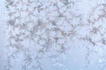 雪窗严寒的模式从许多尖的雪花向窗玻璃.自己摄影图