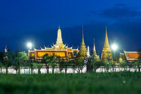 泰国或高棉的佛教寺或僧院PovertyandHumanResourcesAbstracts基奥在夜采用扇形棕榈细纤维,泰国.