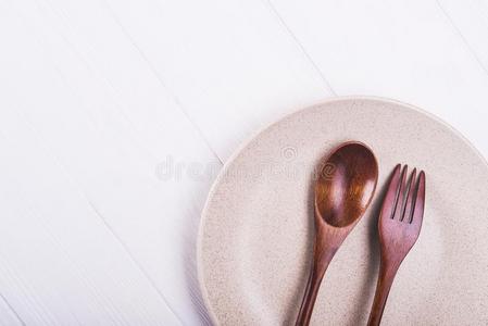 盘子和勺和餐叉