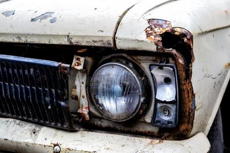 详述关于指已提到的人前面的前灯关于一老的汽车采用车库