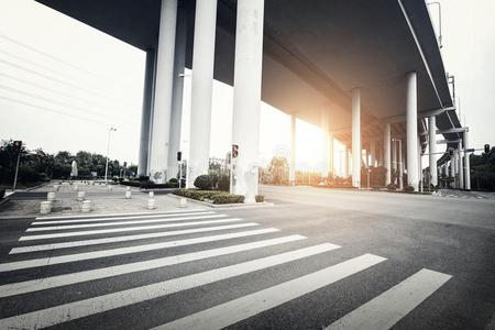 公路在下面指已提到的人桥