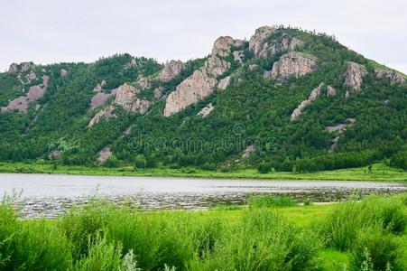 指已提到的人小山和湖