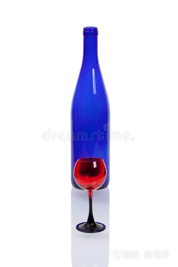 一瓶子关于蓝色玻璃和一红色的wine玻璃.