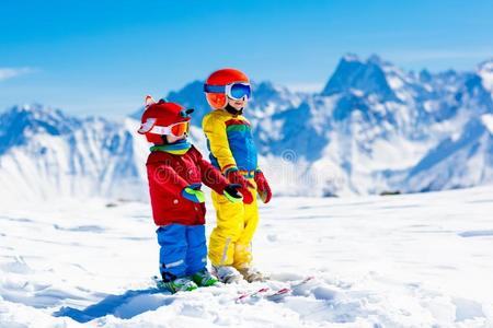 滑雪和雪冬乐趣为小孩.孩子们滑雪.