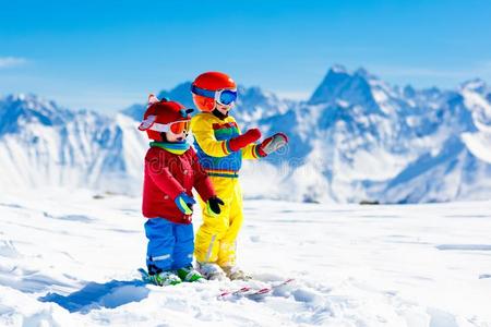 滑雪和雪冬乐趣为小孩.孩子们滑雪.