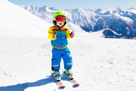 小孩冬雪运动.孩子们滑雪.家庭滑雪ing.