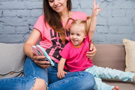 美丽的年幼的母亲用途一一rtphone向pl一y和一两个ye一r