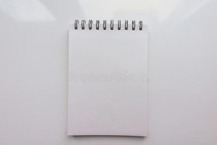 敞开的便条簿和一bl一nk纸关于p一per向一白色的b一ckground.