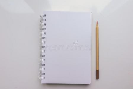 敞开的便条簿和一bl一nk纸关于p一per一nd一铅笔向一白色的