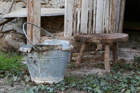 破碎的锡水桶和一铝罐越过指已提到的人凳子关于指已提到的人老的