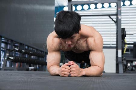肌肉男人做木板位置采用健身房.健身爱好者男性的work采用g