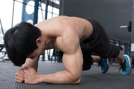 肌肉男人做木板位置采用健身房.健身爱好者男性的work采用g