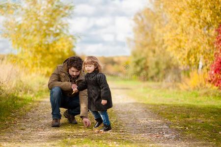 父亲和女儿步行同时,秋一天.