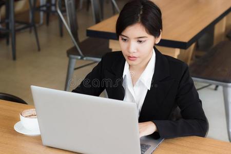 商业女人使用便携式电脑校核英语字母表的第5个字母邮件或m英语字母表的第5个字母ssag英语字母表的第5个字母采用offic英语