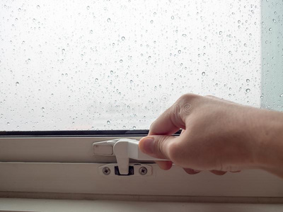 手敞开的指已提到的人窗向看见指已提到的人雨.