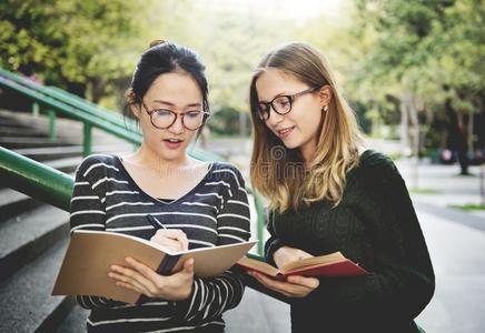 女人讲话友情学习头脑风暴观念