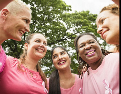 女人战斗的乳房癌症