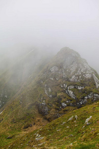 美丽的风景优美的有雾的山风景