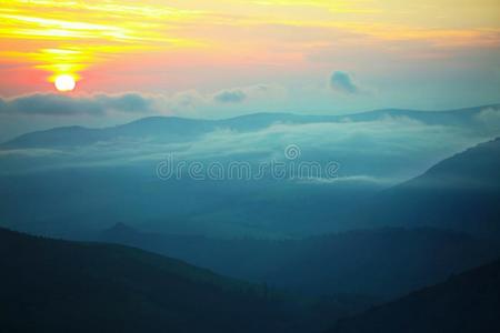 美丽的山风景在黄昏