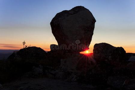 太阳上升的在之间巨石造成的纪念碑,蒙坦切斯,西班牙