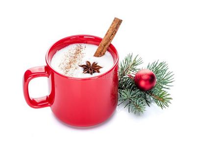 蛋奶酒鸡尾酒采用红色的马克杯安排的和圣诞节装饰是be的三单形式