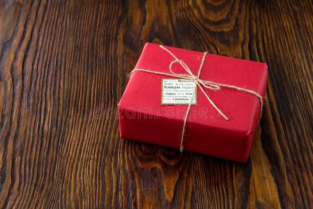 赠品盒采用红色的纸向老的木制的背景