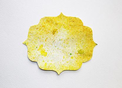 黄色的水彩形状向一白色的纸关于p一per照片