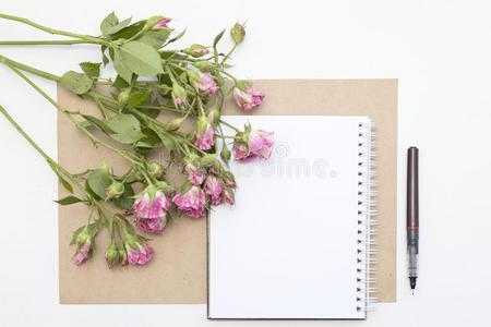 假雷达和空白的便条簿和小的花园粉红色的玫瑰.作品