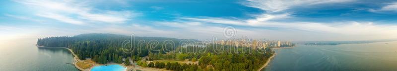 全景的空气的看法关于斯坦利公园和范库弗峰城市风光照片,英语字母表的第2个字母