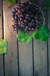 成熟的葡萄向一木制的老的b一ckground.