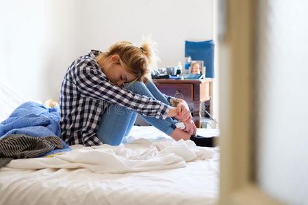 年幼的女人极糟糕的采用床后的家庭的在家