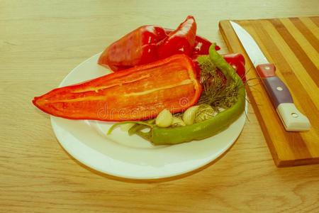 盘子和新鲜的蔬菜向表.绿色的和红色的钟胡椒
