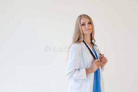女人医生和听诊器采用医院