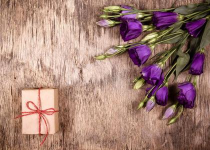 赠品盒和花束关于花.紫色的花.你的习惯.复制品英文字母表的第19个字母