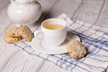 燕麦片甜饼干和椰子和绿色的茶水