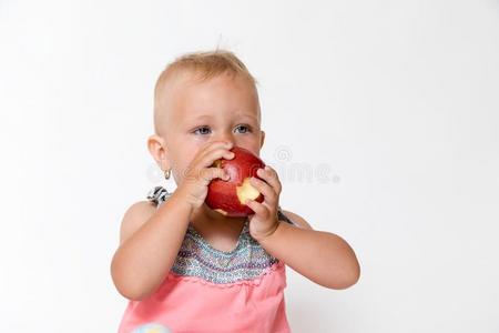 蹒跚行走的人女孩是be的三单形式吃一红色的一pple