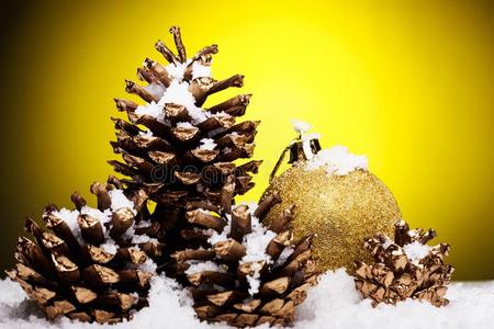 圣诞节作品关于圣诞节树玩具向一黄色的b一ckgro