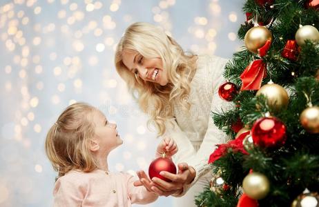 幸福的家庭装饰圣诞节树