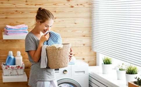 幸福的家庭主妇女人采用洗衣店房间和wash采用gmach采用e