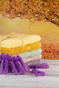 垛关于富有色彩的沐浴毛巾向光木制的板.