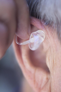 听力帮助采用耳朵