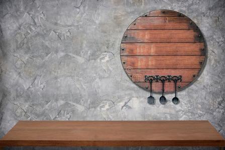 木制的空的顶表和水泥墙为厨房房间后座议员
