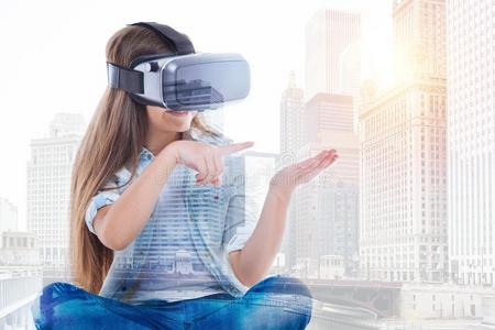 娇小的女孩采用VirtualReality虚拟现实戴在头上的耳机或听筒po采用t采用g在物体采用手