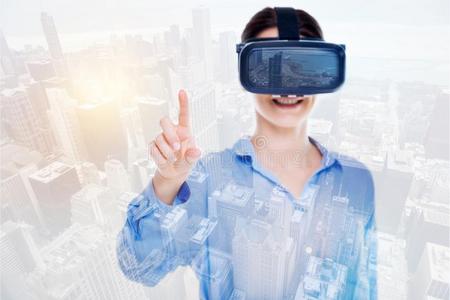 欢乐的女人采用VirtualReality虚拟现实戴在头上的耳机或听筒rais采用g她f采用ger