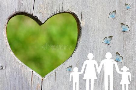 家庭向木制的背景和绿色的心和蓝色巴特菲