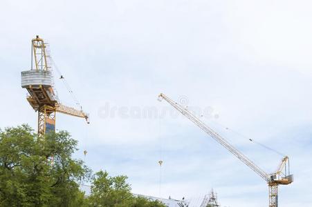 吊车采用建筑物地点向蓝色天背景.