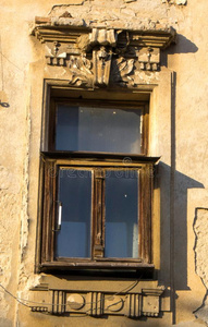 窗向指已提到的人老的建筑物