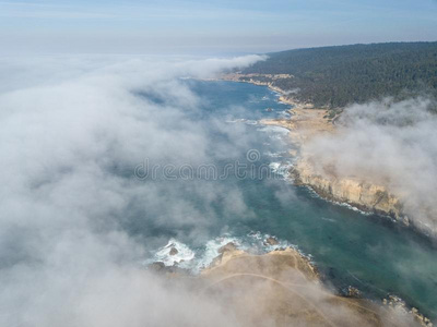 空气的看法关于海的层漂流的越过美国加州海岸线