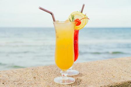 冰冷的鸡尾酒喝饮料玻璃和海滩和海
